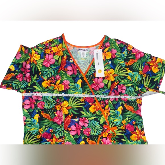 SOLD NWT  Black and Tropically Colorful Scrubs Top Size 2XL (Parrot Isle) - Picture 3 of 7